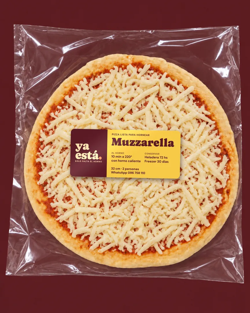Pre pizza Muzzarella en su bolsa, cubierta de muzzarella rallada, con la etiqueta de ya está en el centro