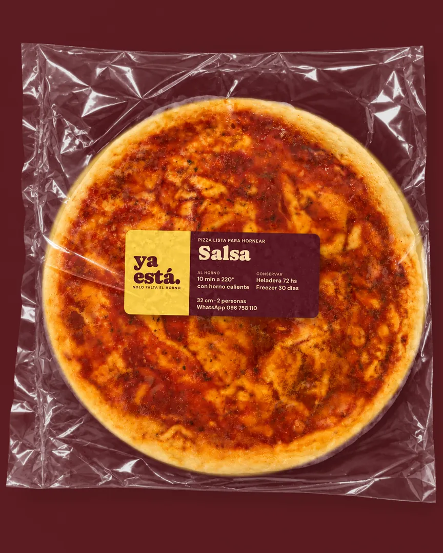 Pre pizza Salsa en su bolsa, con la etiqueta de ya está en el centro